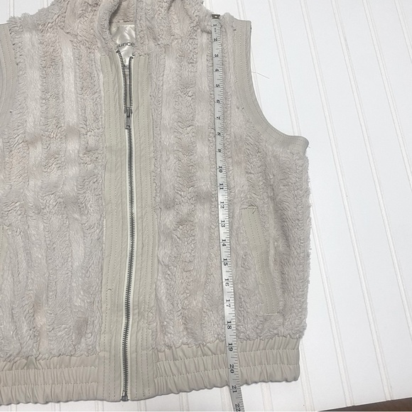 Maurices Faux Fur Hooded Vest size Large - Picture 12 of 12